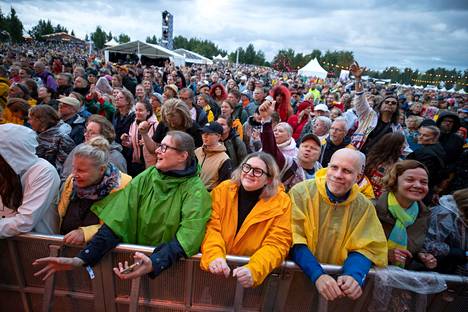 Yleisöä Simply Redin keikalla Porissa kesällä 2022. Ennätyksellisen surkea sää verotti kävijämääriä edellisistä normaalivuosista. Pääkonsertteihin myytiin lippuja yhteensä 38 029.