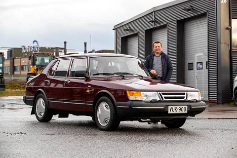 Jarno Saarinen on autoharrastaja, joka äskettäin osti tuliterässä kunnossa olevan Saab 900:n sen alkuperäiseltä omistajalta Unto Ylitalolta.