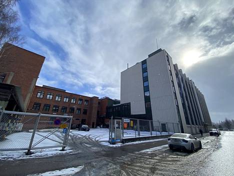 Letkutehtaan rakennus jää Näsilinnankadulla kulkevalta usein huomaamatta, ja tilaa hallitsee vuonna 1979 valmistunut Tampereen puhelinosuuskunnan talo.