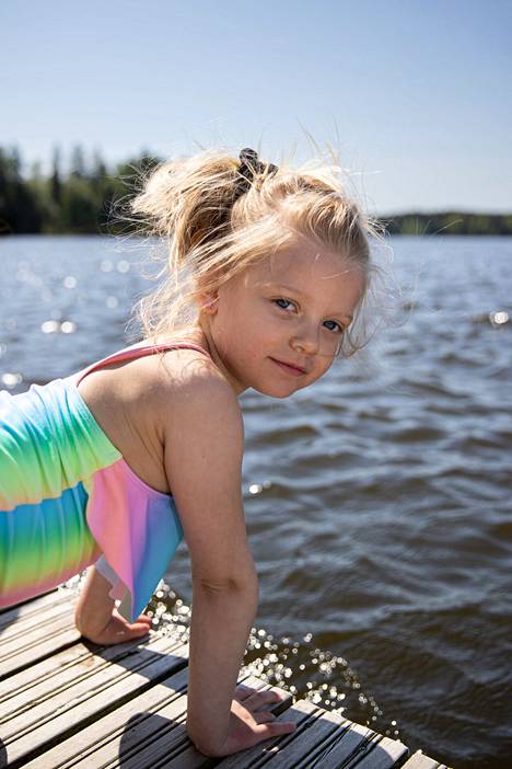 4-vuotias Eden Haapasalo kävi keskiviikkona äitinsä kanssa Lentävänniemessä Suomensaaren uimarannalla.