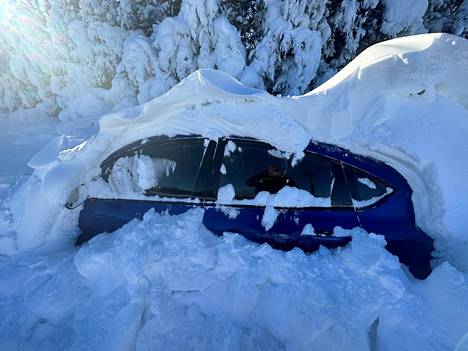 Auto peittyi kauttaultaan lumeen Pohjois-Dakotan Regentissä 23. joulukuuta.