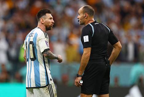Argentiinan supertähti Lionel Messi keskusteli tiukkaan sävyyn Hollanti-puolivälierän erotuomarin Antonio Mateu Lahozin kanssa. Lahoz näytti Messille keltaista korttia.