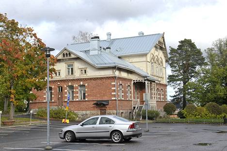 Vanhana johtajan asuntona tunnettu Seminaarinmäen hallintorakennus vuodelta 1898 on mahdollista jatkossa ottaa asuinkäyttöön. Kaupunki on ostamassa tätä ja kahta muuta rakennusta Seminaarinmäeltä.