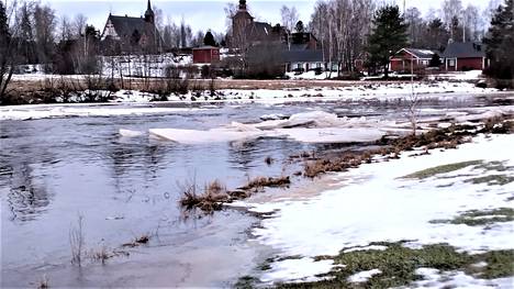 Myös Pomarkunjoessa vesi on korkealla ja jäitä liikkeellä.
