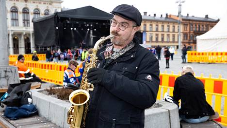 V-P Pulkkinen viihdytti Tappara-kannattajia uusilla versioilla tutuista kannatuslauluista. Tappara on terästä ja Live Is Life soivat saksofonilla komeasti.