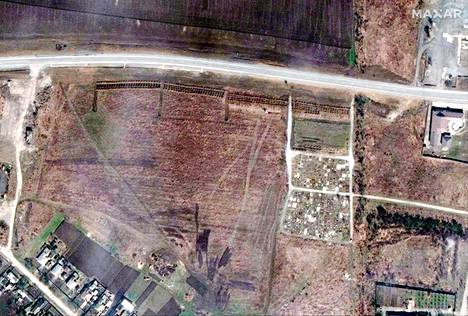 Maxar-yhtiön satelliittikuvissa Manhušin kylän joukkohauta. 