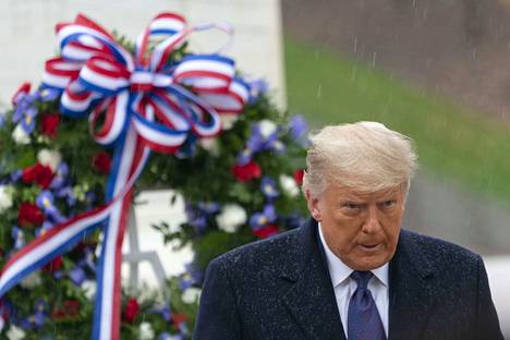 Yhdysvaltojen presidentti Donald Trump osallistui seppeleenlaskuun Yhdysvaltain veteraanipäivänä Arlingtonin sotilashautausmaalla 11. marraskuuta. Kyseessä oli Trumpin ensimmäinen julkinen esiintyminen sen jälkeen, kun Biden julistettiin presidentinvaalien voittajaksi lauantaina 7. marraskuuta.