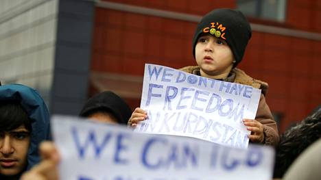 Siirtolaislapsi osallistui mielenilmaukseen Valko-Venäjällä, Puolan rajan läheisyydessä sijaitsevan logistiikkakeskuksen edustalla. ”Meillä ei ole vapautta Kurdistanissa”, hänen pitelemässään kyltissä lukee.
