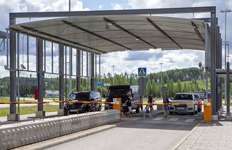  Venäläisiä matkailijoita tulossa Suomeen Nuijamaan raja-asemalla Lappeenrannassa 15. heinäkuuta 2022.