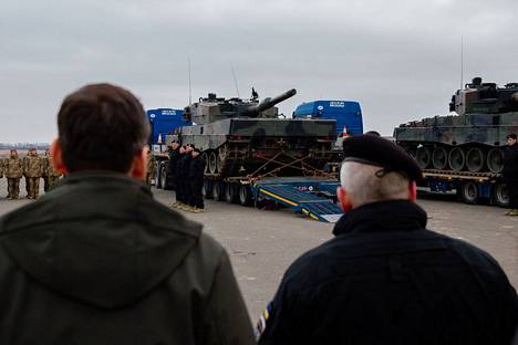 Puolan pääministerin kanslian välittämä kuva näyttää, kuinka Puolan Ukrainalle antamat ensimmäiset Leopard 2 -taistelupanssarivaunut saapuivat Ukrainaan 24. helmikuuta. 