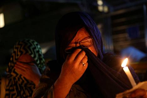 Afganistanilaiset herkistyivät Kabulissa kansalaisopistolla, jossa tehtiin perjantaina itsemurhaisku.  