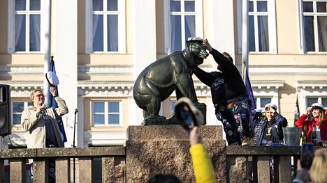 Viime vuonna Raatihuoneenpuiston karhun lakitti Pointer ry:n puheenjohtaja Tuomas Sirén.