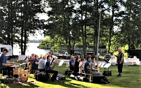 Kiikan Torvisoittokunta Risto Yli-Perttulan johdolla tahditti Kirkkorannan lauluiltaa Liekoveden rannalla.