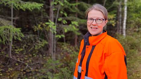 Maija-Liisa Raiski seuraa eri-ikäisten puiden kasvua ja kehitystä perintömetsässään.