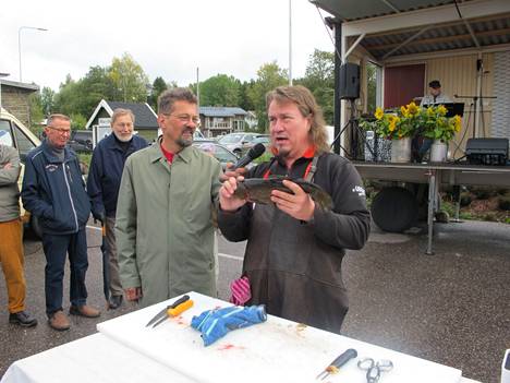 Lassi Lähteenmäki ja ”kalatalousministeri” Janne Rautio puhuivat mukavia suomalaisesta villikalasta.