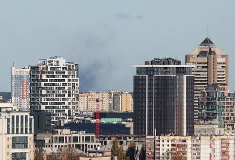 Savu nousee rakennuksista Venäjän ohjusiskun jäljiltä Ukrainan pääkaupungissa Kiovassa 31. lokakuuta.