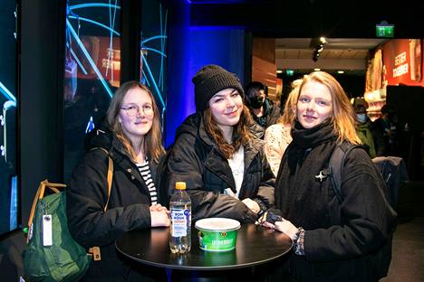 Tampereen elokuvajuhlat on yksi Eeva Määtän (vas.) lempitapahtumista kaupungissa. Tänä vuonna alkunäytöksen jälkeen ohjelmistoa katsotaan verkosta. Mukana Venla Pellinen ja Mia Määttä.