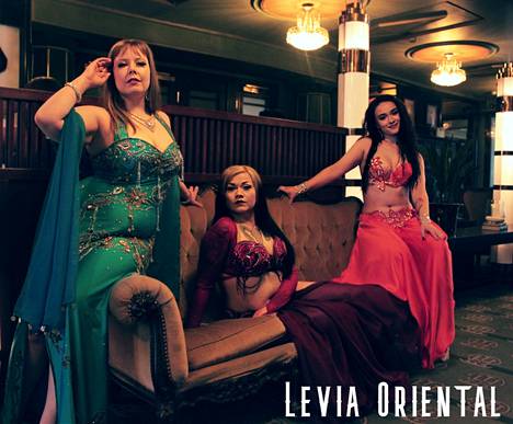 Levia Oriental -trioon kuuluu kolme tanssijaa: Sanni Jylhänlahti, Satu Eterna ja Stella.