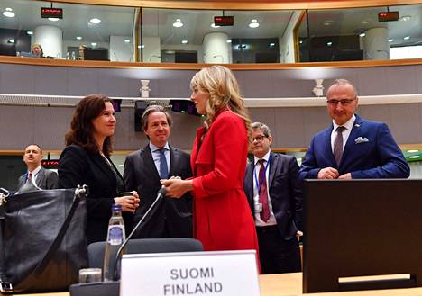 Valtiosihteeri Johanna Sumuvuori (vasemmalla) keskusteli Kanadan ulkoministeri Melanie Jolyn kanssa EU:n ulkoministerikokouksessa Brysselissä. 