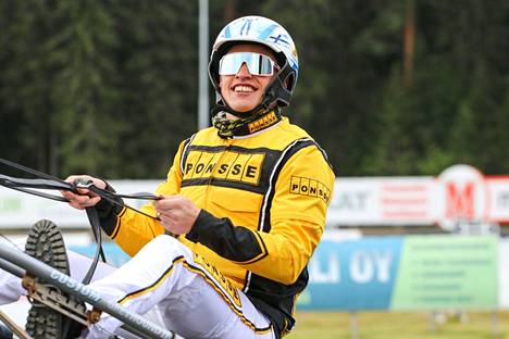 Maastohiihtäjänä paremmin tunnettu, ohjastaja Iivo Niskanen kilpaili hevosella Bella Follo Mikkelin raveissa heinäkuussa.