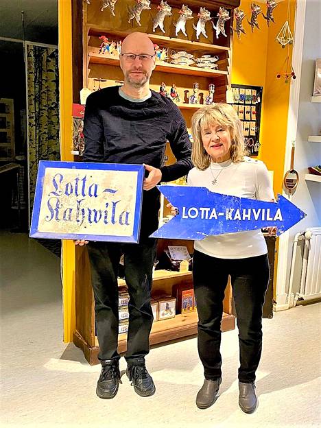 Vallis Gratiae -yhdistyksen puheenjohtaja Henri Nevari ja varapuheenjohtaja Mirja Kujala luovuttivat Lotta-kyltit.
