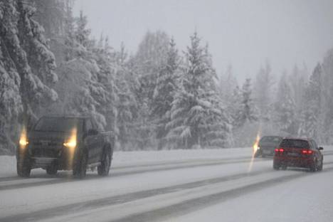 Maan eteläisiin osiin voidaan saada maanantaina lumisateita. Liikennettä lumisateessa Klaukkalassa 10. joulukuuta 2022.