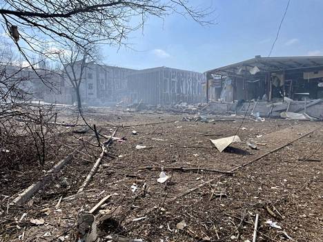 Pommituksessa tuhoutunut kerrostaloalue Kramatorskin kaupungissa 18. maalikuuta.