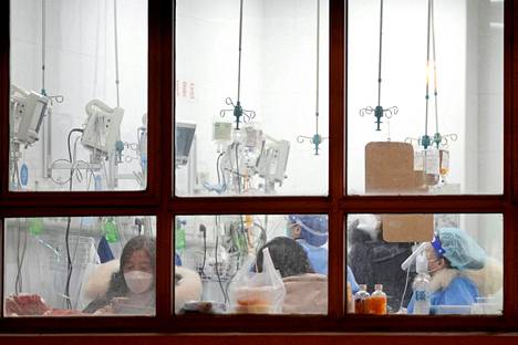 Kiinan sairaalat ovat alkaneet ylikuormittua, kertovat useat eri mediat. Pulaa on raportoitu olevan niin hapesta kuin sängyistä ja terveistä terveydenhuollon työntekijöistä. Nämä hoitohenkilökunnan jäsenet hoitivat ihmisiä keskellä tartunta-aaltoa Shanghaissa 22. joulukuuta.