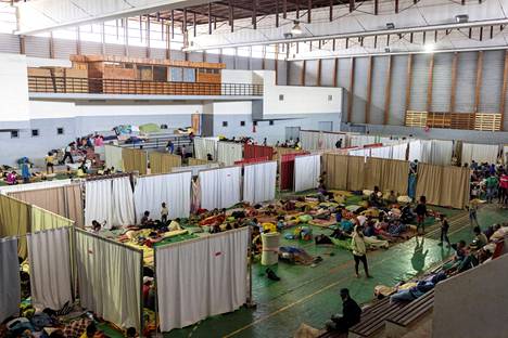 Evakuointikeskus Antananarivossa Madagaskarissa otti vastaan sykloni Batsirailta suojaan hakeutuneita ihmisiä 5. helmikuuta 2022.