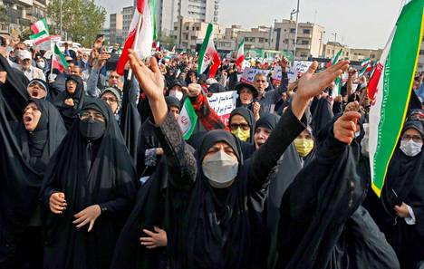 Iranin pääkaupungissa Teheranissa osoitettiin mieltä lokakuussa. Protestit alkoivat syyskuussa, kun 22-vuotias iranilainen Mahsa Amini kuoli siveyspoliisin tekemän kiinnioton jälkeen. Kiinnioton syynä oli väärin puettu hijab. 