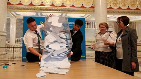 Virkailijat laskivat kansanäänestyksessä annettuja ääniä Kazakstanin pääkaupungissa Nur-Sultanissa sunnuntaina 5. kesäkuuta.