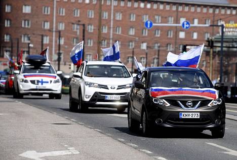 Venäjä-mielisten huomista voitonpäivää juhlistava autokulkue ylitti Pitkänsillan Helsingissä 8. toukokuuta.