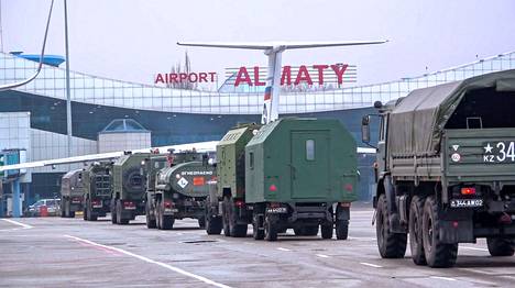 Venäjän puolustusministeriön luovuttama kuva näyttää maan armeijan ajoneuvoja Kazakstanin Almatyn lentoasemalla 9. tammikuuta.