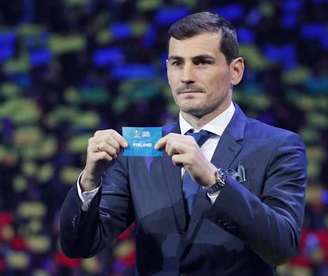 Iker Casillas esitteli Suomen arvontalippua Bukarestissa. Suomi pelaa jalkapallon EM-kisoissa B-lohkossa.