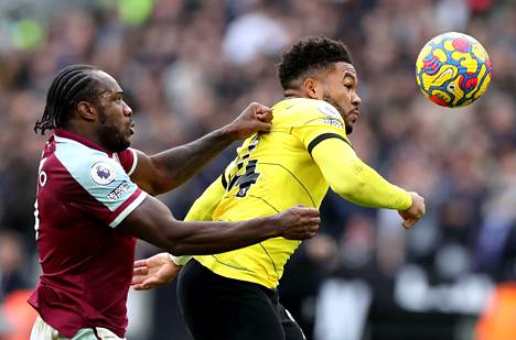 Reece James on vahva hyökkäyspään lisäksi puolustuspelissä, kuvassa West Hamin hyökkääjä Michail Antonio jää kakkoseksi ilmapallossa.