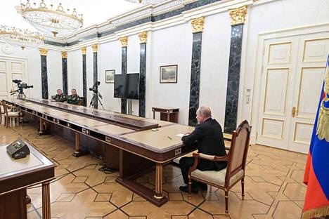 Kremlin julkaiseman kuvan sanotaan esittävän Sergei Šoigua ja Valeri Gerasimovia istumassa presidentti Putinin kanssa pitkän pöydän ääressä 27. helmikuuta.