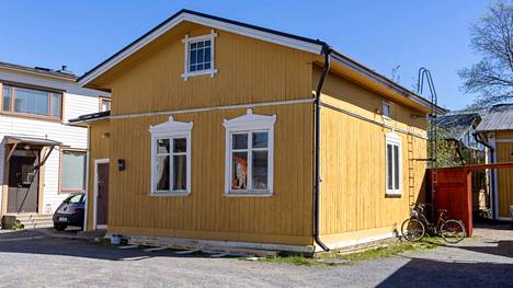 Rauman Kuninkaankadun sisäpihalla sijaitseva entinen kultasepän verstas on päällisin puolin koskemattomassa kunnossa.