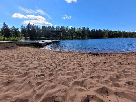 Aloitteen allekirjoittajat uskovat, että Pitkäjärven uimaranta pysyisi siistimpänä, jos siellä olisi myös vessa. 