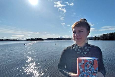Vuodesta 1986 jaettu Runeberg-palkinto on avoin kaikille suomalaisille kaunokirjallisille teoksille. Siurolaiskirjailija ja kuvataiteilija Tiina Lehikoinen julkaisi ensimmäisen pitkän romaaninsa Punelma (Like, 2022) 9. huhtikuuta.