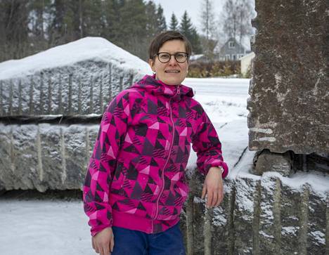 Anna-Mari Mansikkaviita loikkasi elintarviketarkastajasta kivenrakentajaksi. Ikaalislainen opiskelee Vammalan ammattikoulussa ja työskentelee Hämeenkyrön Kiviliike Sairasessa.