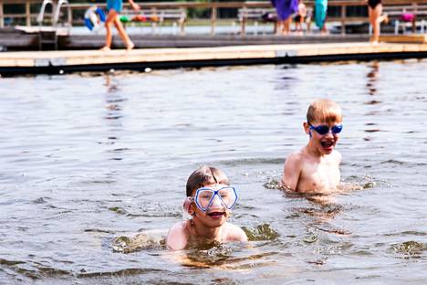 Vilho Virnes, 10 (vas.) ja Iiro Hannukainen, 9, polskivat eilen lauantaina Valkeakosken Apian uimarannalla.