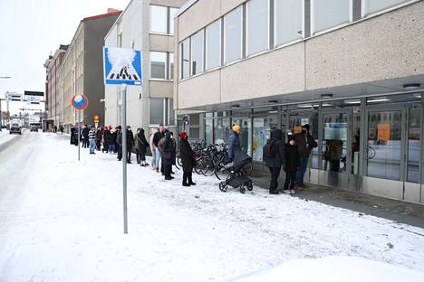 Ihmiset jonottivat Tampereen poliisiaseman edessä tiistaina 8. maaliskuuta. 