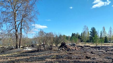 Tuli tuhosi autiotalon piharakennuksineen Akaan Salinintiellä sunnuntaina 5. toukokuuta. Tältä palopaikalla näytti maanantaina 6. toukokuuta.
