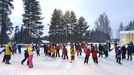 Pelaajat lämmittelevät Pohjoislahden koulun jäällä ennen ottelua.
