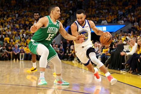 Koripallon NBA-liigassa Golden State Warriors tasoitti kotiparketillaan loppuottelusarjan Boston Celticsiä vastaan 1–1:een. Ottelun pistekuninkaaksi nousi Golden Staten Stephen Curry (oik.).
