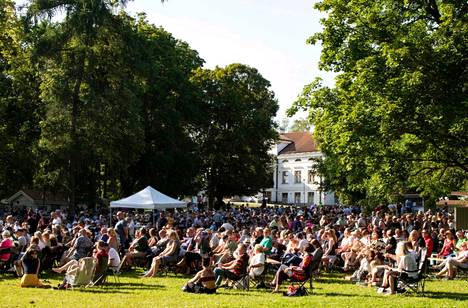 Yleisö täyttää kesäisin Laukon kartanon puiston. Maustetytöt esiintyivät heinäkuussa 2022.