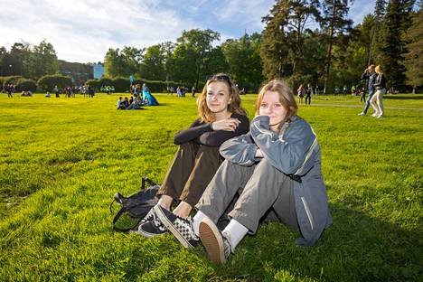 Nokialaiset Kerttu Marttila ja Jenna Saari kertoivat juuri päättäneensä peruskoulun. Syksyllä edessä on lukio.