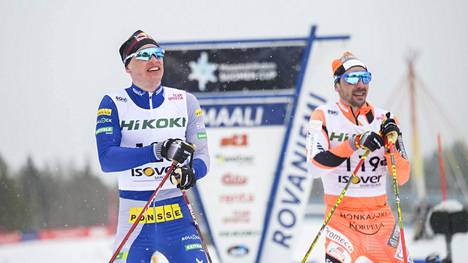 Iivo Niskanen (vas.) hiihti Suomen mestariksi. Ristomatti Hakola oli hopealla.