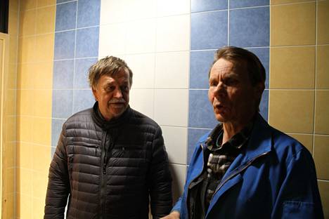 Erkki Kaukonen (vas.) ja Pauli Luhtajärvi pihasaunan suihkutiloissa, jonka seinän jäännöserälaatoista löytyvät keväällä 2022 Suomen ja Ukrainan värit.