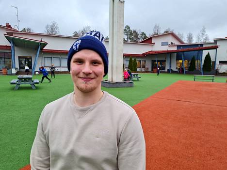 Tuomas Mäen lukioaikana koulu jousti urheilun vuoksi. Nyt hän on löytänyt työpaikan, jonka aikataulut sopivat hyvin futsal-arkeen. Stormin koulussa työpäivä täytyy ohjaajan työstä oppitunneilla ja iltapäiväkerhoissa. 